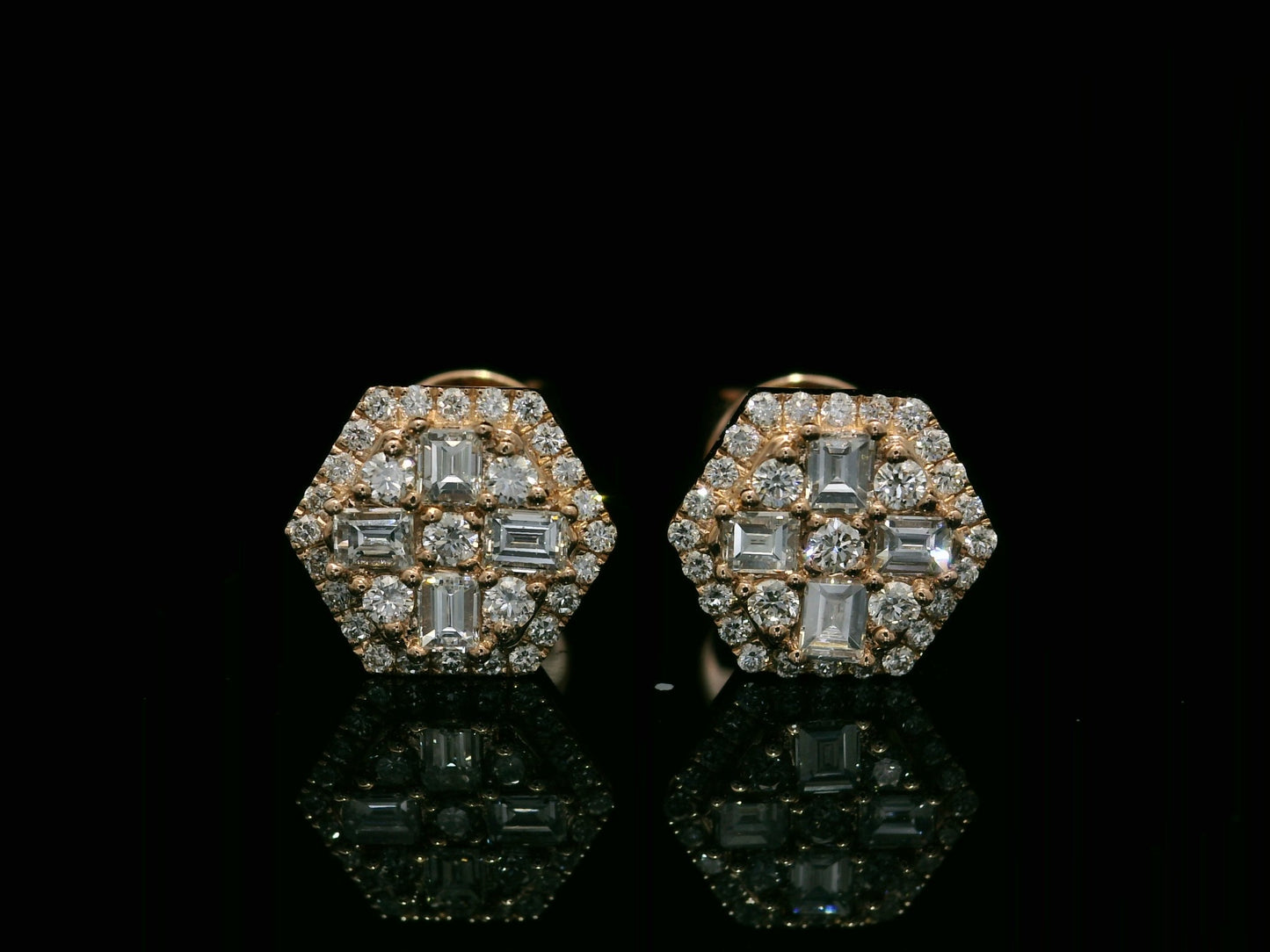 PENDIENTES DE ORO ROSA DE 14 K CON DIAMANTES REDONDOS DE TAMAÑO BAGUETTE Y VVS F+