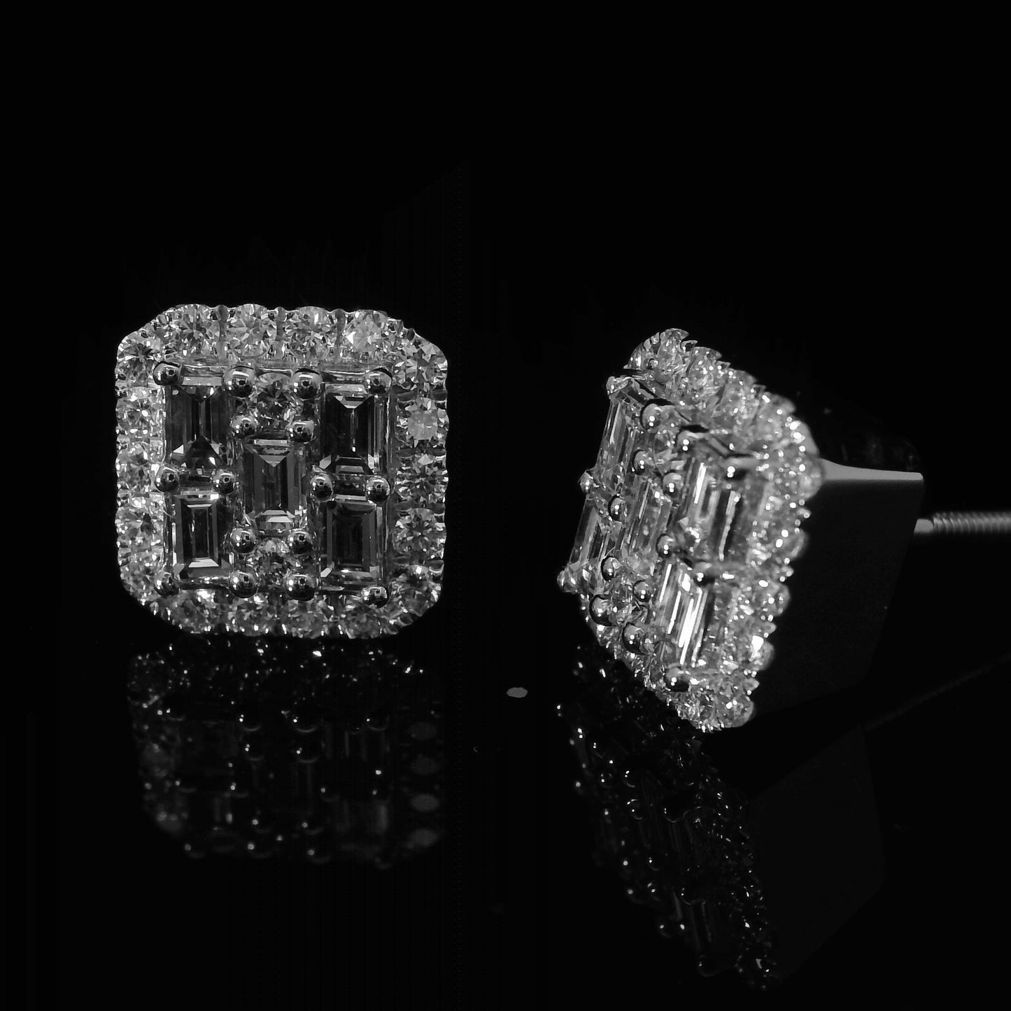 PENDIENTES DE ORO BLANCO DE 14 K CON DIAMANTES REDONDOS DE TAMAÑO BAGUETTE Y VVS F+