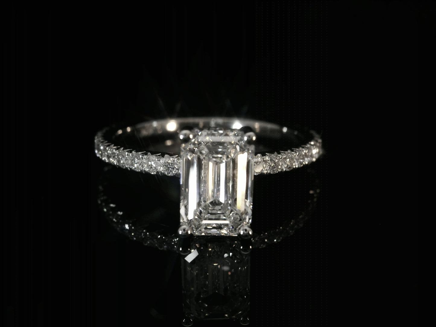 ANILLO DE COMPROMISO DE ORO BLANCO DE 14 K CON DIAMANTE DE LABORATORIO DE CORTE ESMERALDA DE 1,97 CT