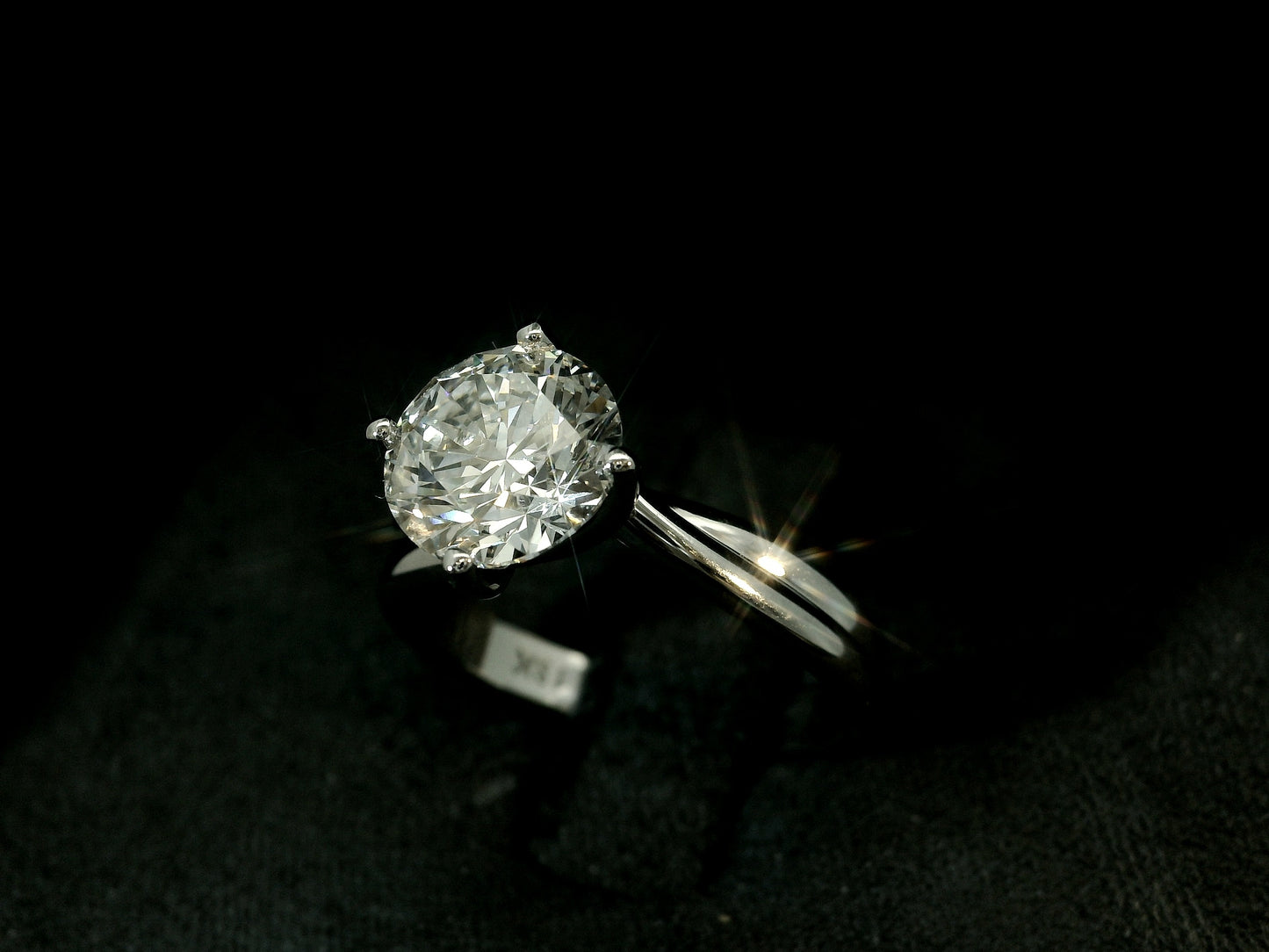 18K WHITE GOLD LAB ROUND CUT ENGAGEMENT RING 2.00CT