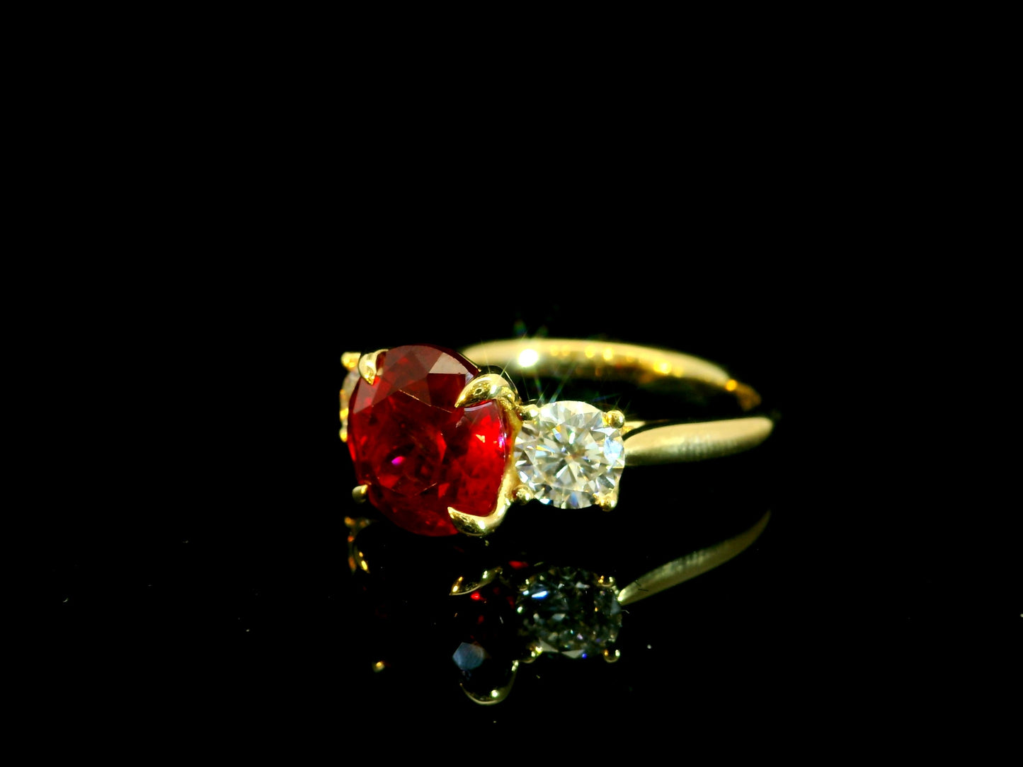 18K YELLOW GOLD LAB RED RUBY ROUND CUT & DIAMONDS RING