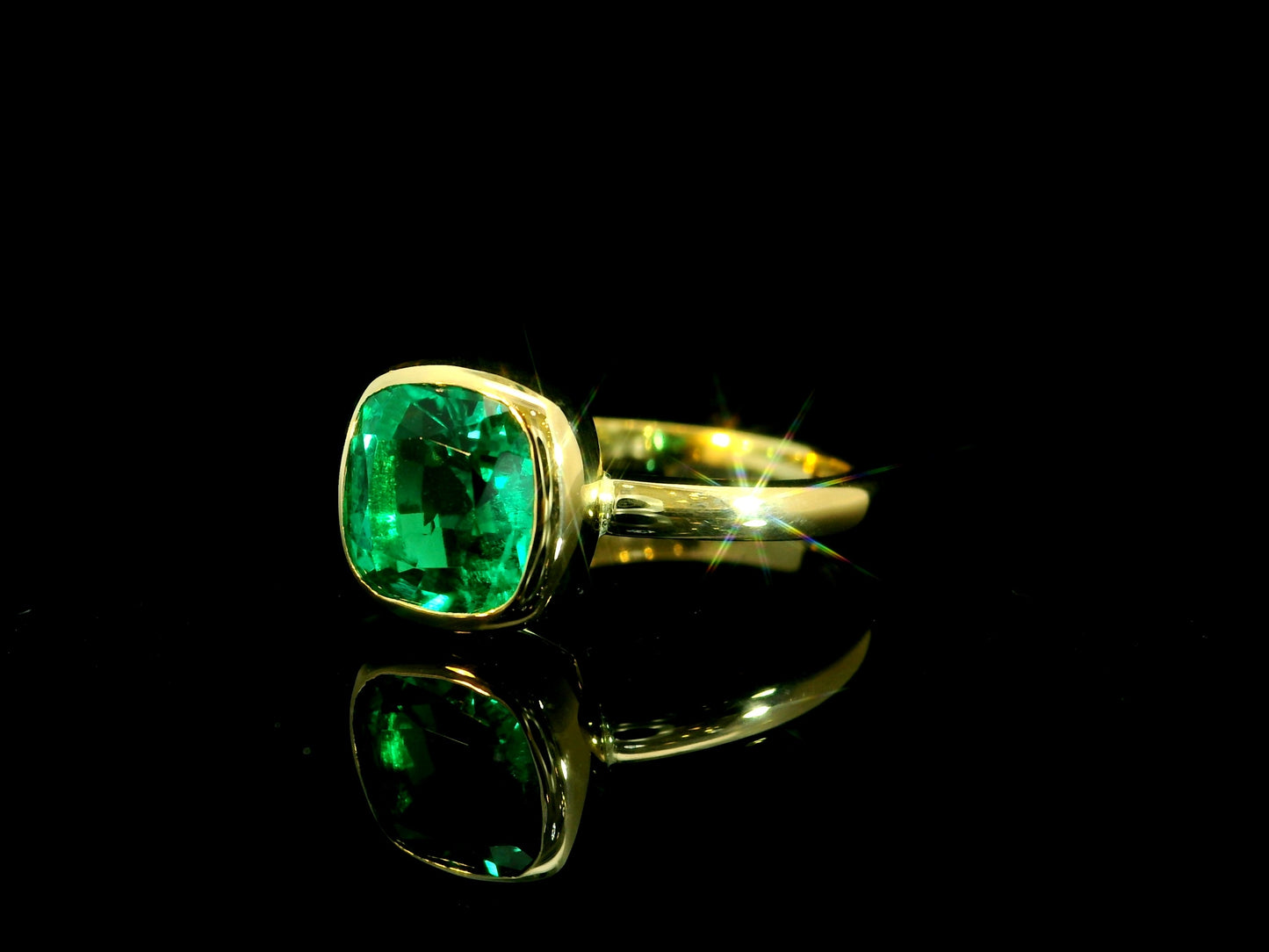 18K YELLOW GOLD LAB GREEN EMERALD CUSHION CUT RING