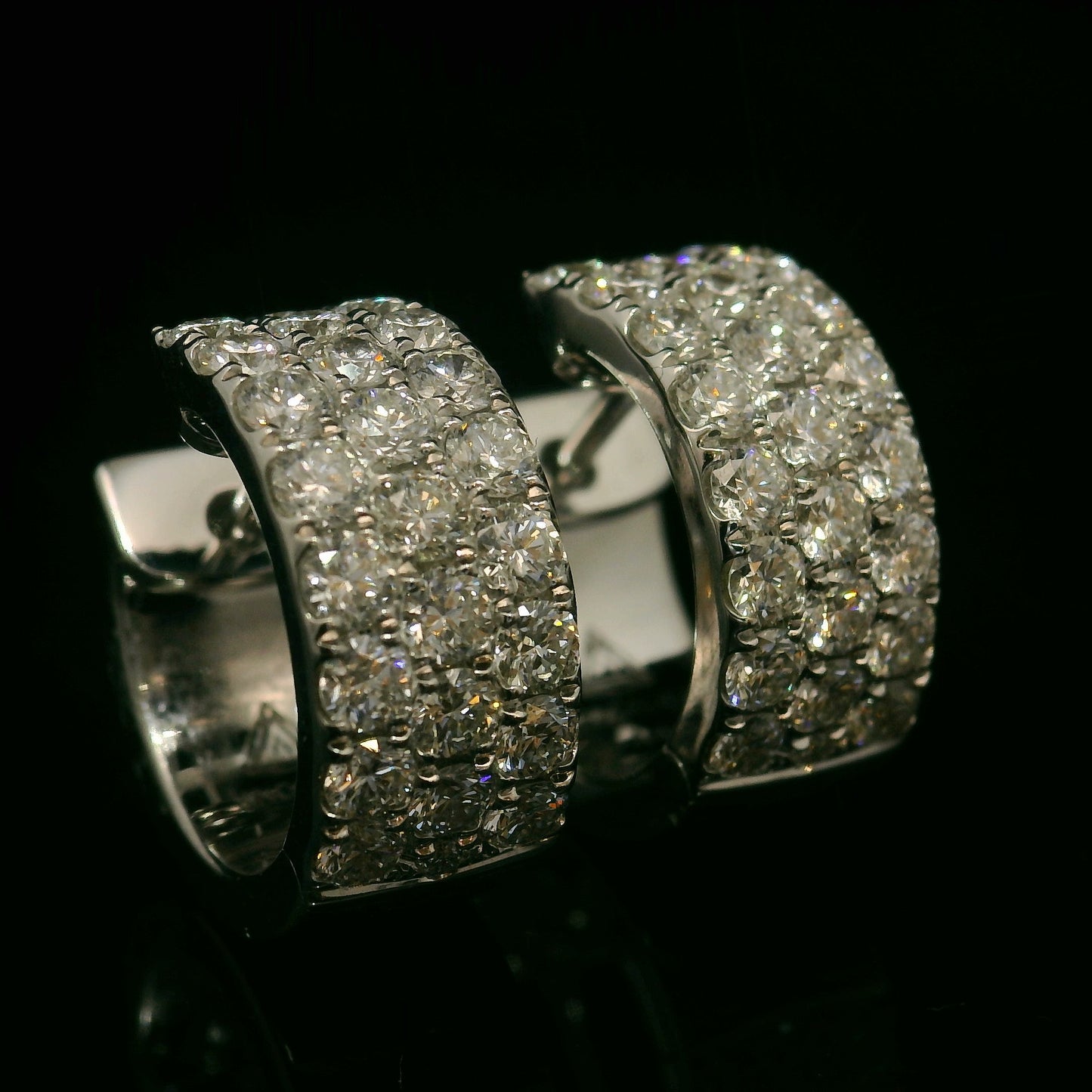 BOUCLES D'OREILLES CRÉOLES EN OR BLANC 14K ET DIAMANTS
