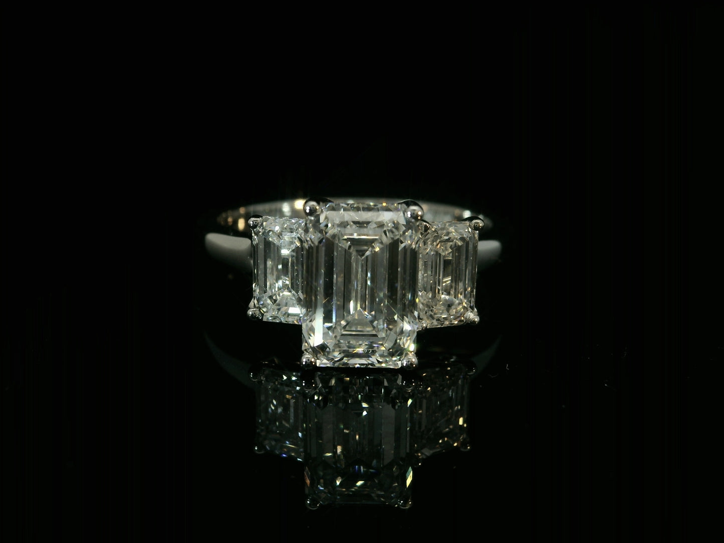 BAGUE TRINITY EN OR BLANC 14K AVEC DIAMANT DE LABORATOIRE TAILLE ÉMERAUDE 3,09 CT