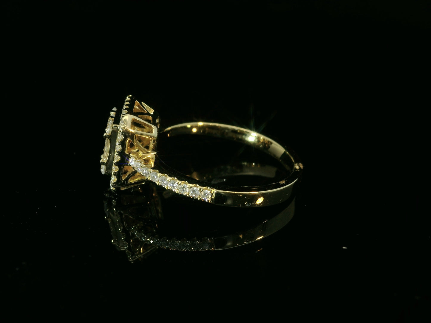 18K YELLOW GOLD NATURAL DIAMOND RING 0.65CT