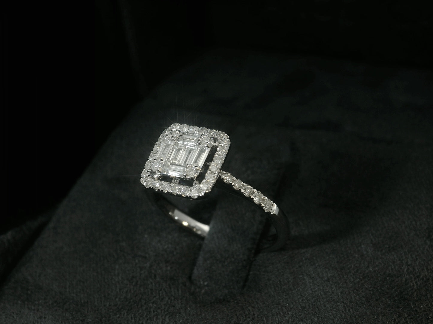 18K WHITE GOLD NATURAL DIAMOND RING 0.57CT