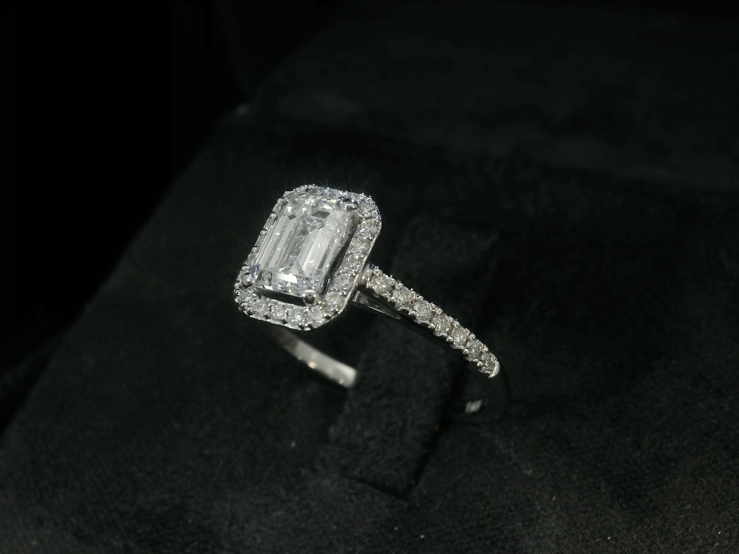 14K WHITE GOLD LAB DIAMOND EMERALD CUT HALO ENGAGEMENT RING 1.40CT