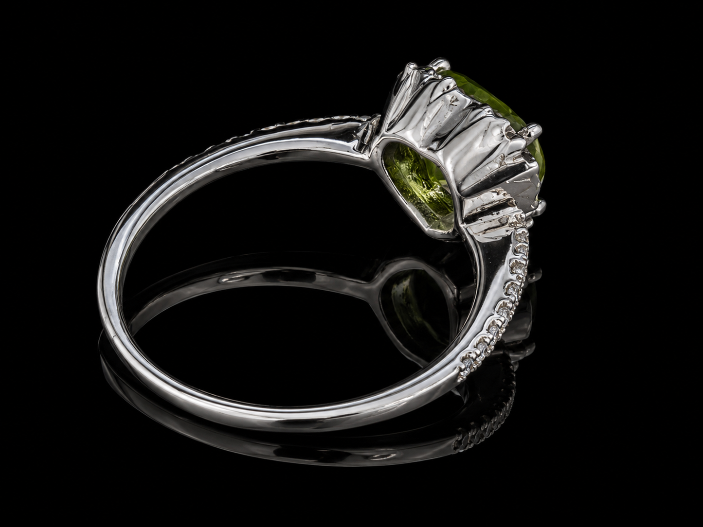 18K White Gold Heart Peridot &amp; Diamond Ring