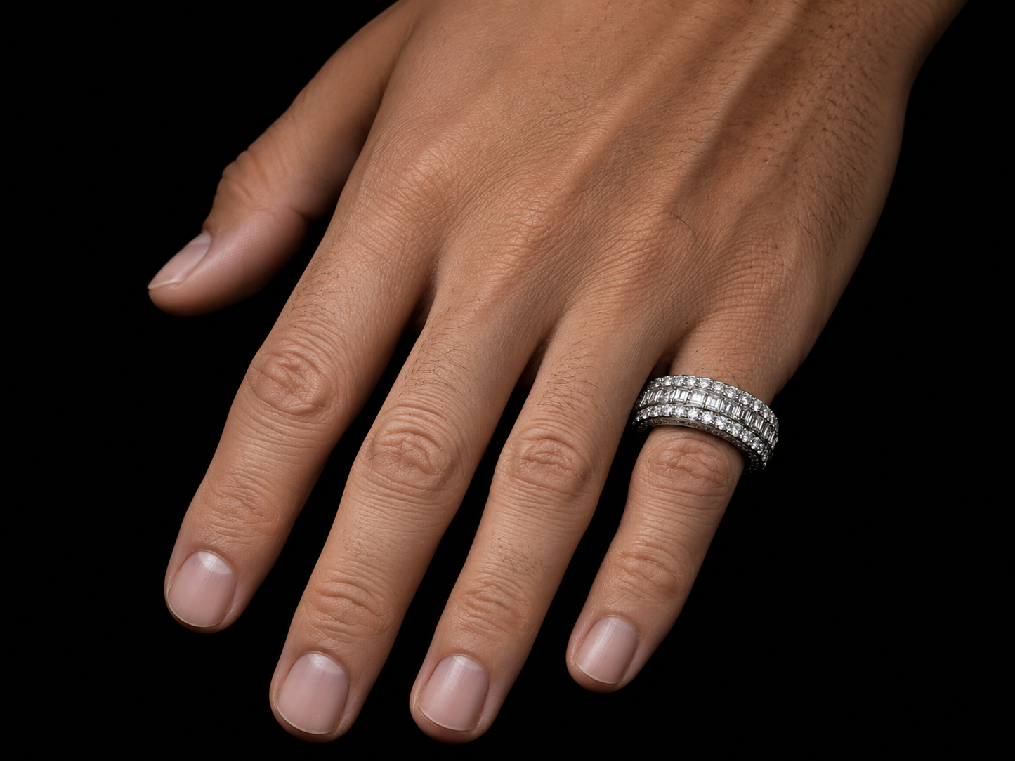 BANDA DE ORO BLANCO DE 10 K CON 6,40 CT DE DIAMANTES EN VVS F+