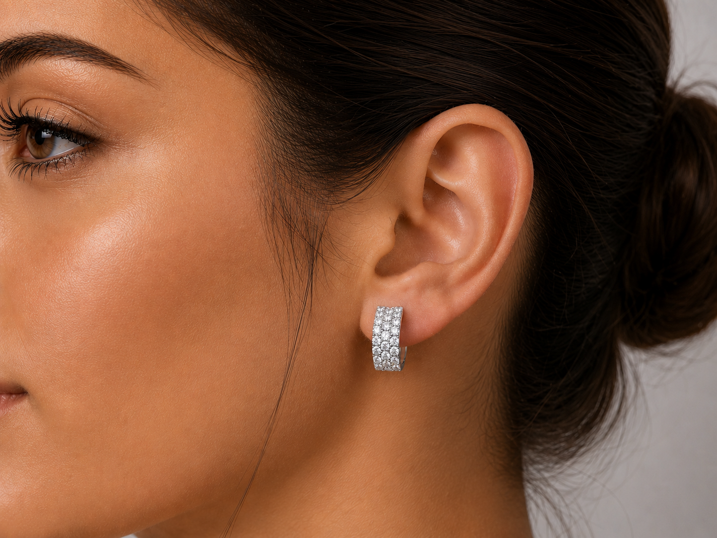 BOUCLES D'OREILLES CRÉOLES EN OR BLANC 14K ET DIAMANTS 