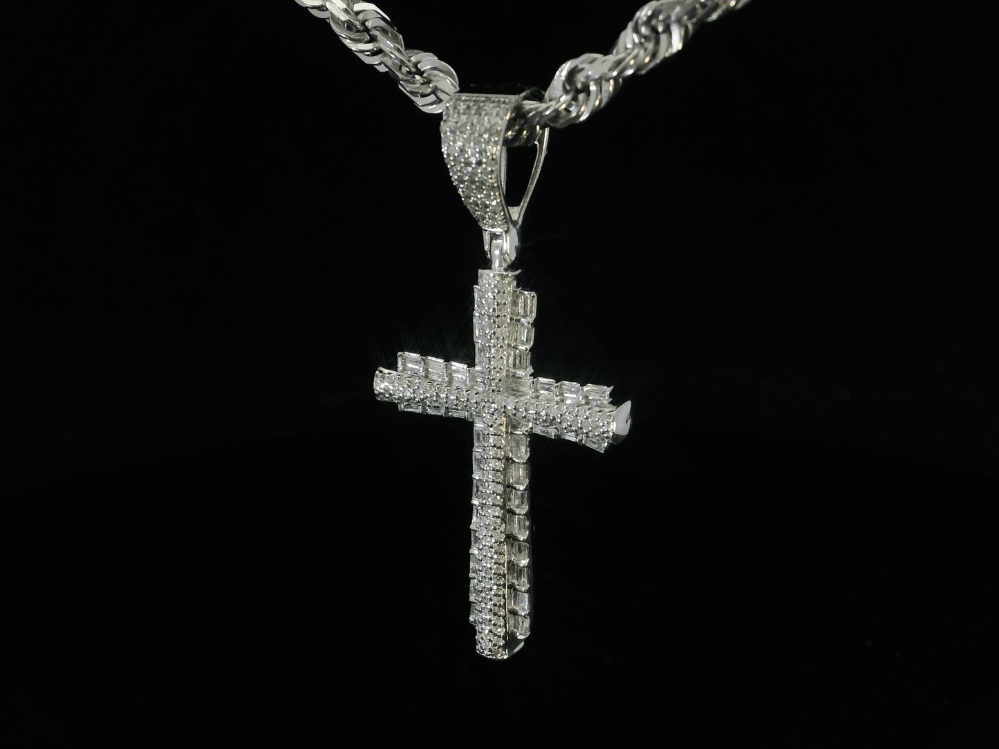 10K WHITE GOLD DIAMOND CROSS PENDANT