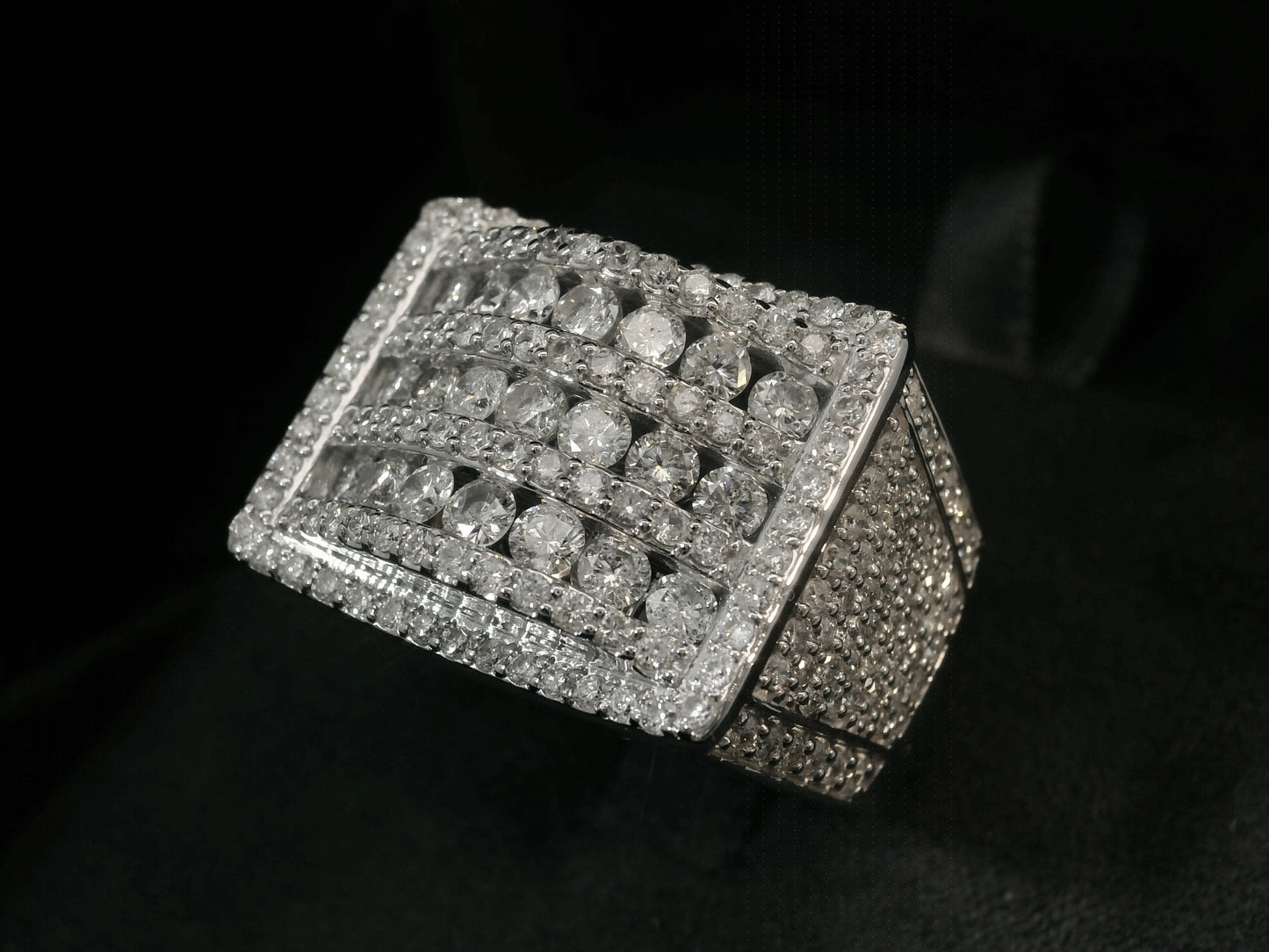 10K WHITE GOLD RING SET WITH 3.40CT OF DIAMONDS