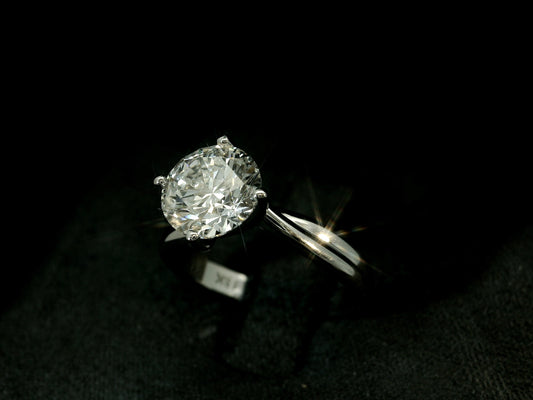 18K WHITE GOLD LAB ROUND CUT ENGAGEMENT RING 2.00CT