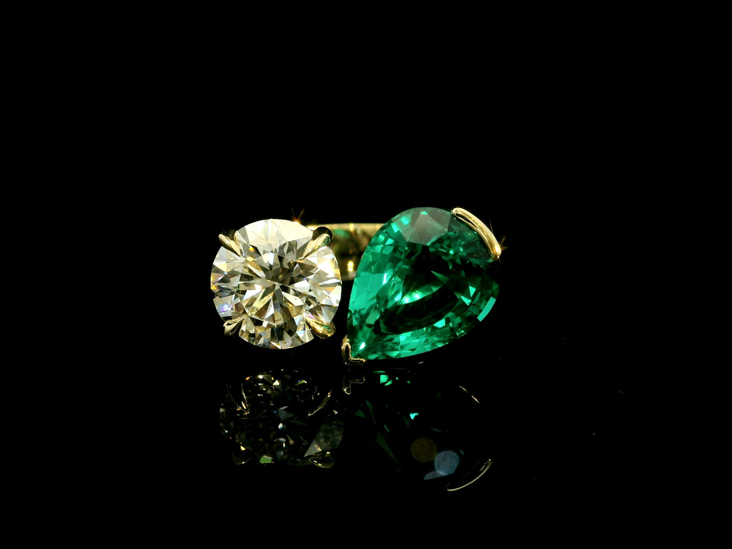 18K YELLOW GOLD LAB DIAMOND & EMERALD TOI ET MOI RING