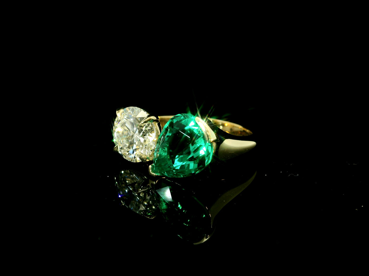 18K YELLOW GOLD LAB DIAMOND & EMERALD TOI ET MOI RING