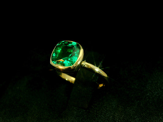 18K YELLOW GOLD LAB GREEN EMERALD CUSHION CUT RING