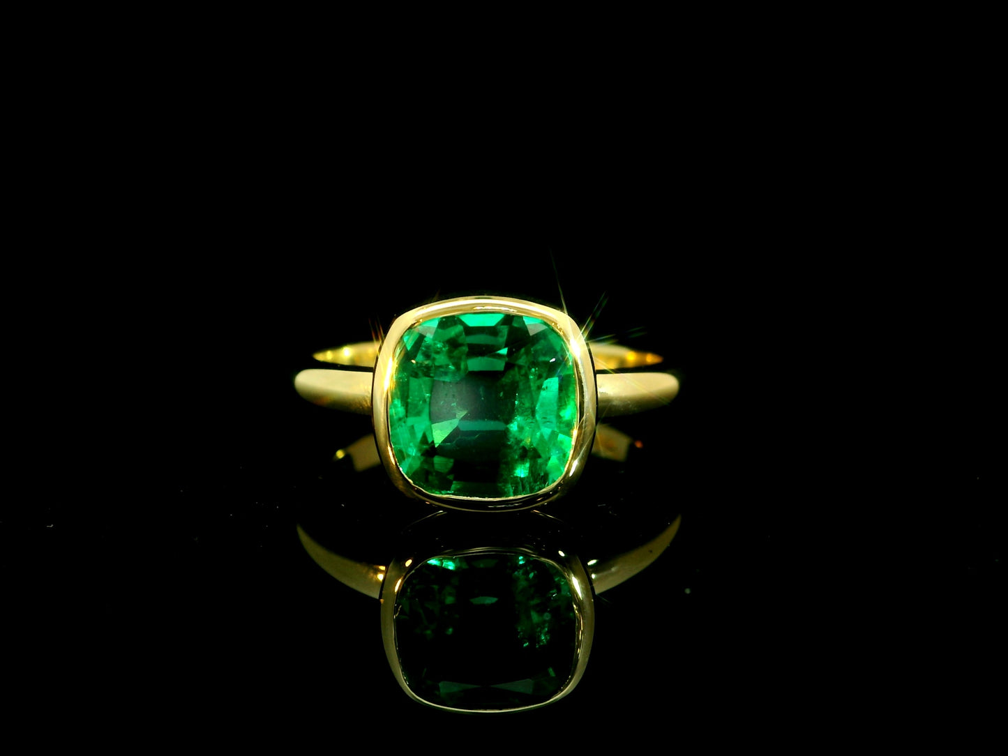 18K YELLOW GOLD LAB GREEN EMERALD CUSHION CUT RING