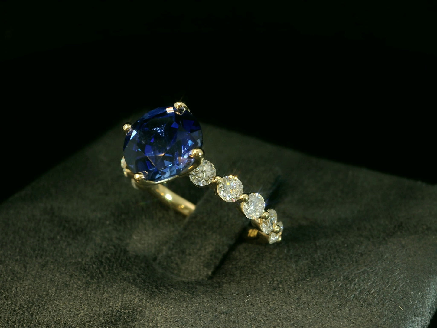 18K YELLOW GOLD LAB BLUE SAPPHIRE ROUND CUT & LAB DIAMONDS RING