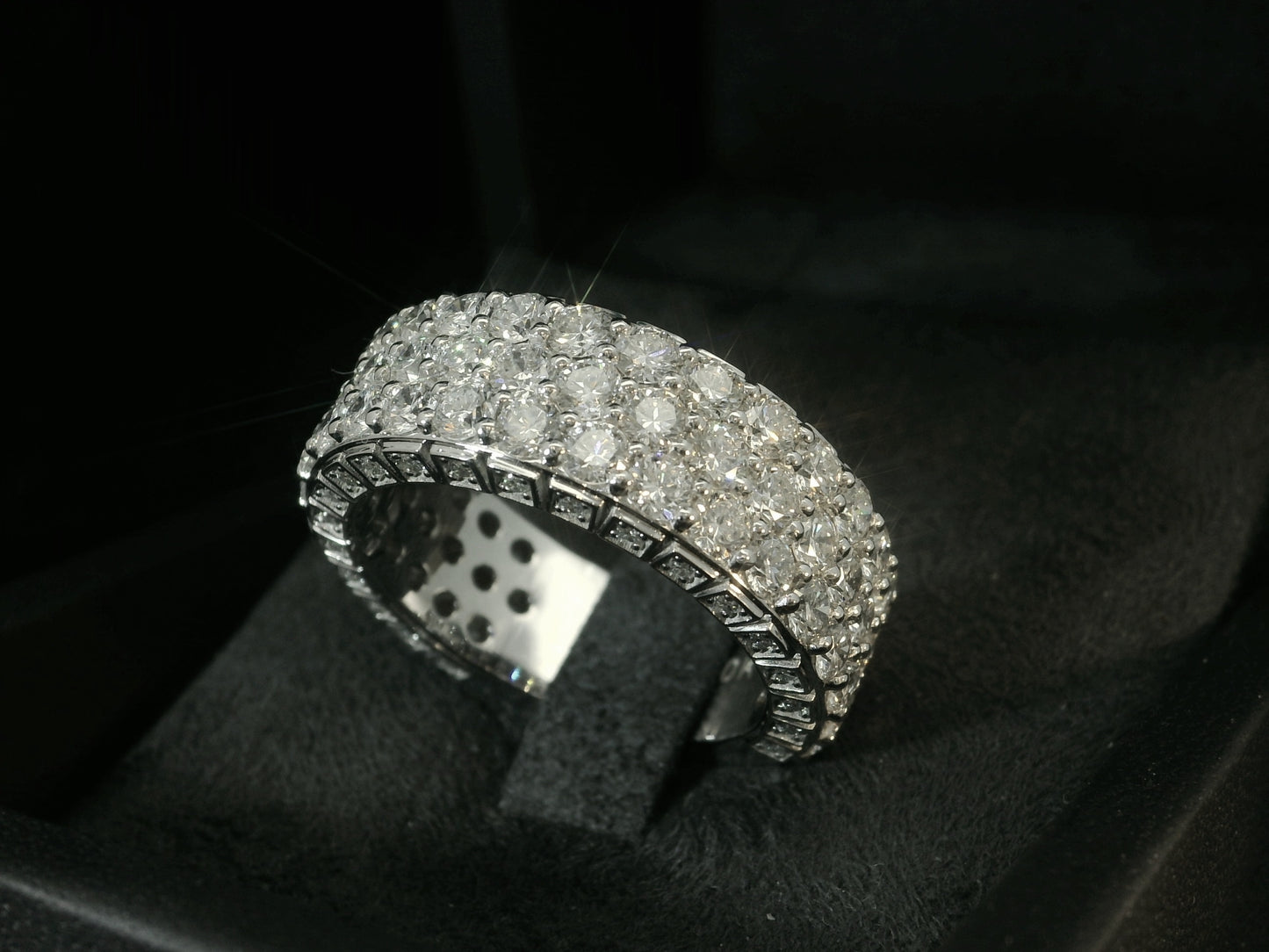 10K WHITE GOLD BAND 5.50CT OF LAB GROWN DIAMONDS IN VVS F+