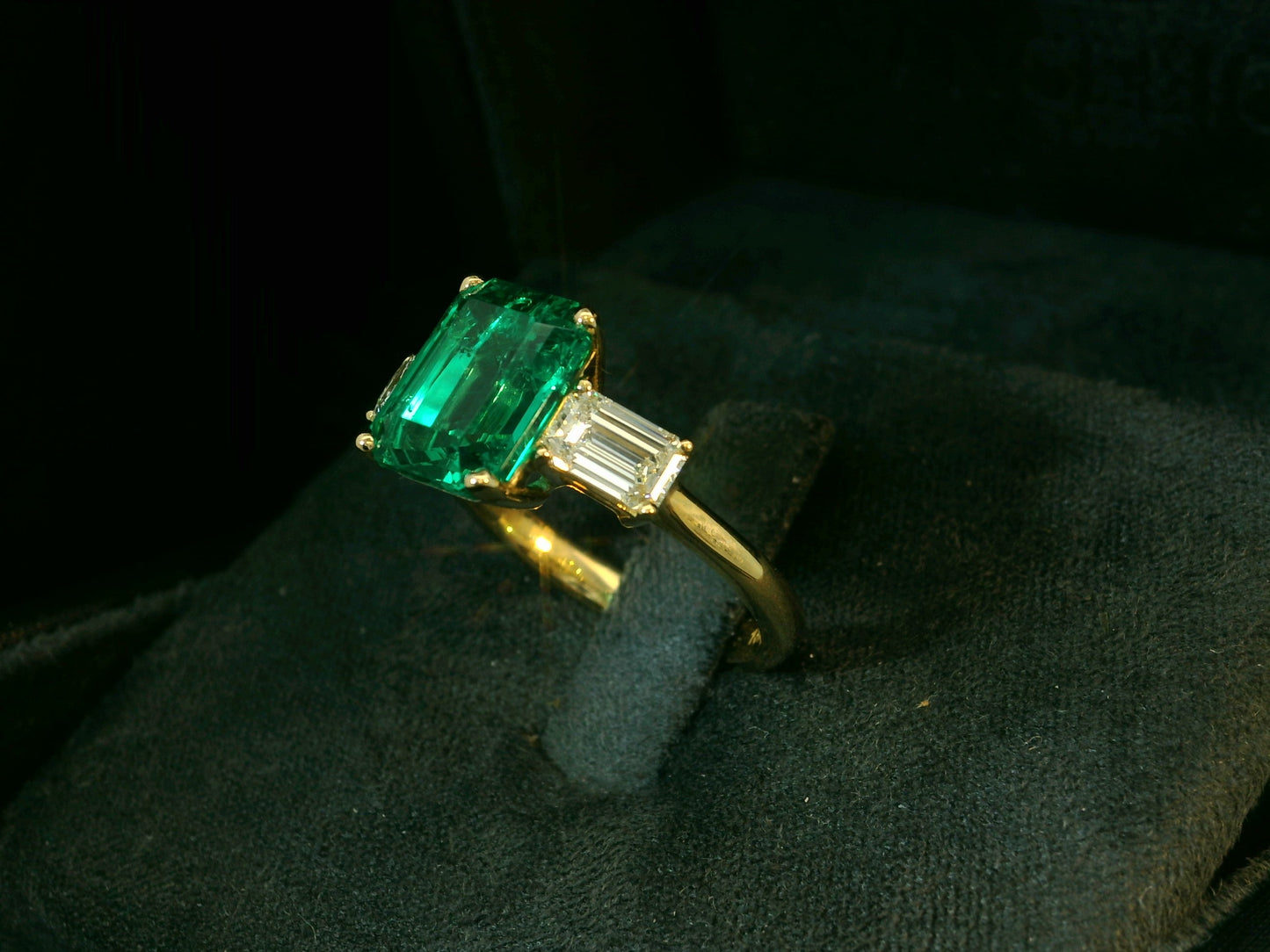 18K YELLOW GOLD LAB GREEN EMERALD EMERALD CUT RING 4.10CT