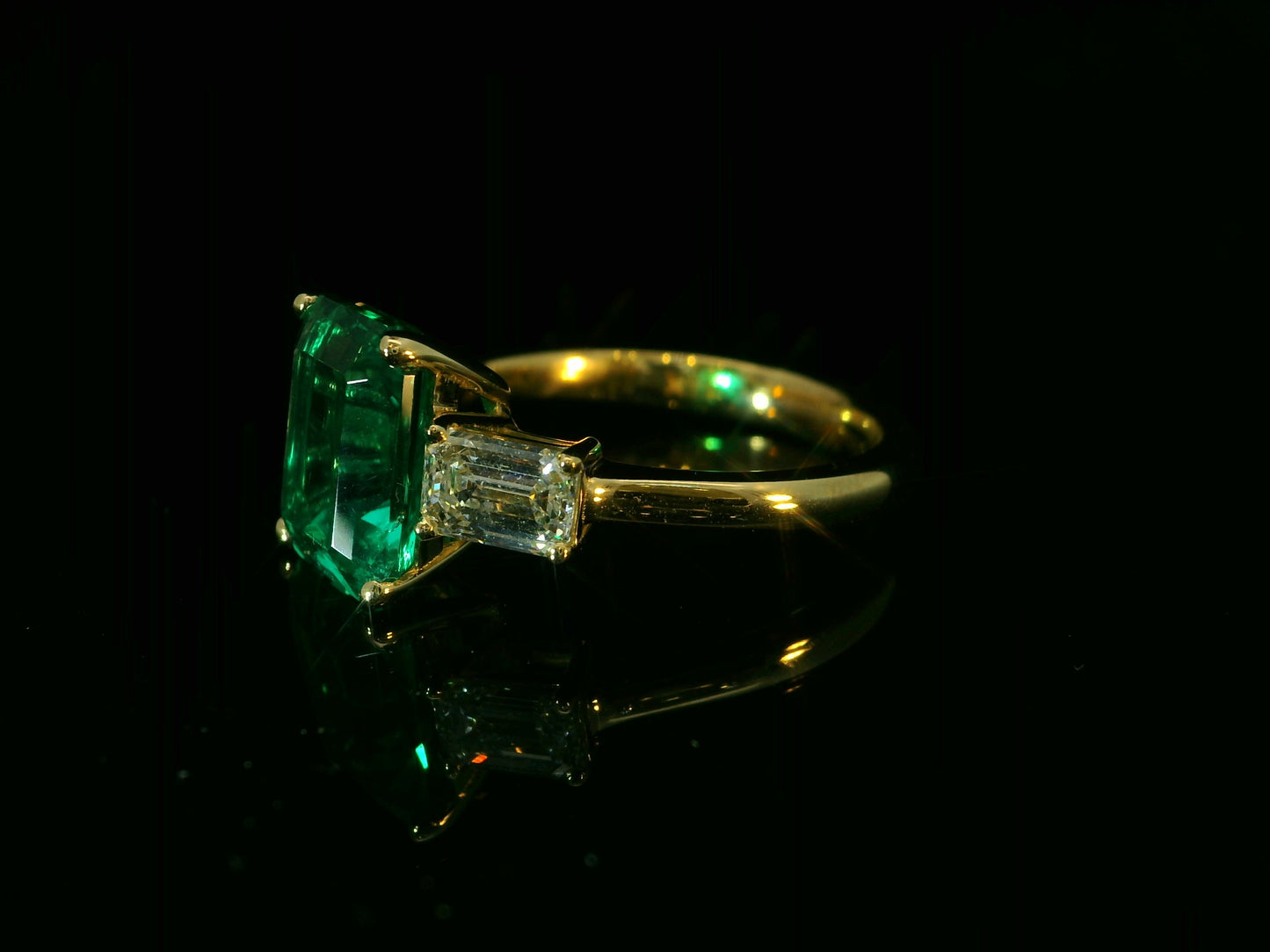 18K YELLOW GOLD LAB GREEN EMERALD EMERALD CUT RING 4.10CT