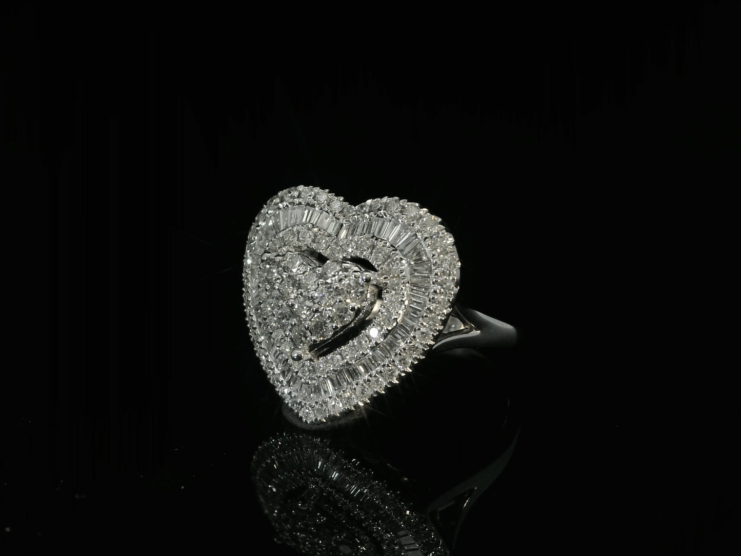 18K WHITE GOLD HEART SHAPED NATURAL DIAMOND RING