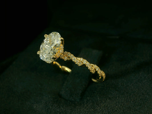 ANILLO DE COMPROMISO CON DIAMANTES DE LABORATORIO DE CORTE OVALADO EN ORO AMARILLO DE 18 K Y 1,59 CT